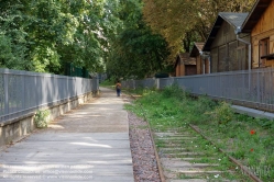 Viennaslide-05387910 Der Chemin de Fer de Petite Ceinture (Kleine Ringbahn) war eine 32 Kilometer lange, Paris umrundende Eisenbahnstrecke, die ab 1852 die in der Stadt gelegenen Endbahnhöfe miteinander verband. Sie verlief innerhalb der Stadtgrenze weitgehend entlang der Thiersschen Stadtbefestigung, einer Mitte des 19. Jahrhunderts errichteten Verteidigungsanlage, da sie auch militärischen Zwecken dienen sollte. Seit 1934 großenteils stillgelegt, sind ihre reichlich verbliebenen Gleise und Bahnhöfe seit Jahrzehnten Gegenstand von Debatten über Bebauung oder Bewahrung.