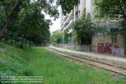 Viennaslide-05387911 Der Chemin de Fer de Petite Ceinture (Kleine Ringbahn) war eine 32 Kilometer lange, Paris umrundende Eisenbahnstrecke, die ab 1852 die in der Stadt gelegenen Endbahnhöfe miteinander verband. Sie verlief innerhalb der Stadtgrenze weitgehend entlang der Thiersschen Stadtbefestigung, einer Mitte des 19. Jahrhunderts errichteten Verteidigungsanlage, da sie auch militärischen Zwecken dienen sollte. Seit 1934 großenteils stillgelegt, sind ihre reichlich verbliebenen Gleise und Bahnhöfe seit Jahrzehnten Gegenstand von Debatten über Bebauung oder Bewahrung.