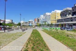 Viennaslide-05387912 Der Chemin de Fer de Petite Ceinture (Kleine Ringbahn) war eine 32 Kilometer lange, Paris umrundende Eisenbahnstrecke, die ab 1852 die in der Stadt gelegenen Endbahnhöfe miteinander verband. Sie verlief innerhalb der Stadtgrenze weitgehend entlang der Thiersschen Stadtbefestigung, einer Mitte des 19. Jahrhunderts errichteten Verteidigungsanlage, da sie auch militärischen Zwecken dienen sollte. Seit 1934 großenteils stillgelegt, sind ihre reichlich verbliebenen Gleise und Bahnhöfe seit Jahrzehnten Gegenstand von Debatten über Bebauung oder Bewahrung.