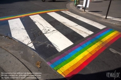 Viennaslide-05390029 Schutzweg mit Regenbogenfahne im Marais, dem Schwulenviertel von Paris - Pedestrian Crossing in the Marais, the Gay Area of Paris