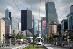 Viennaslide-05392234 Paris, Tramway Linie T2, Faubourg de l'Arche, im Hintergrund La Defense