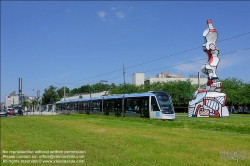 Viennaslide-05399141 Paris, moderne Straßenbahn Porte de Choisy-Orly, Linie T9, Skulptur von Dubuffet // Paris, modern Tramway Porte de Choisy-Orly, Line T9, Sculpture by Dubuffet