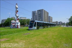 Viennaslide-05399142 Paris, moderne Straßenbahn Porte de Choisy-Orly, Linie T9, Skulptur von Dubuffet // Paris, modern Tramway Porte de Choisy-Orly, Line T9, Sculpture by Dubuffet