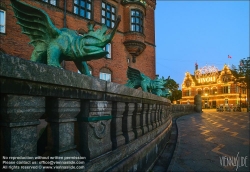 Viennaslide-06211107f Kopenhagen, Vergnügungspark Tivoli, Drachenfiguren am Rathaus Schloss, Hans Christian Andersen Schloss im Hintergrund// Copenhagen, Dragon nFigures at the Townhall and Tivoli Gardens, Amusement Park, Hans Christian Andersen Castle in the background