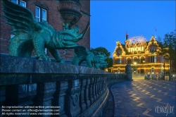 Viennaslide-06211108f Kopenhagen, Vergnügungspark Tivoli, Drachenfiguren am Rathaus Schloss, Hans Christian Andersen Schloss im Hintergrund// Copenhagen, Dragon nFigures at the Townhall and Tivoli Gardens, Amusement Park, Hans Christian Andersen Castle in the background