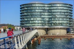 Viennaslide-06222018 Kopenhagen, Stadtentwicklungsgebiet Südhafen, Bryggebroen, Fahrrad- und Fußgängerbrücke, dahinter Gemini Residence // Copenhagen, South Harbour Development Area, Bryggebroen, Bicycle and Pedestrian Bridge with Gemini Residence in the Background