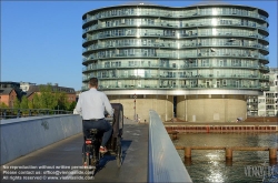 Viennaslide-06222019 Kopenhagen, Stadtentwicklungsgebiet Südhafen, Bryggebroen, Fahrrad- und Fußgängerbrücke, dahinter Gemini Residence // Copenhagen, South Harbour Development Area, Bryggebroen, Bicycle and Pedestrian Bridge with Gemini Residence in the Background