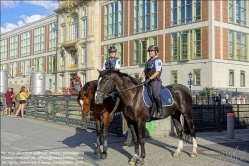 Viennaslide-06300001 Berlin, zwei Polizistinnen auf Pferden - Berlin, two Police Women riding Horses