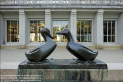 Viennaslide-06300003 Berlin, Bronzeskulptur von zwei Enten vor der U-Bahn Rathaus Schöneberg, Rudolph Wilde Park // Berlin, bronze sculpture of two ducks in front of the underground Rathaus Schöneberg, Rudolph Wilde Park