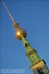 Viennaslide-06301301 Berlin, Turm der St. Marienkirche vor dem Berliner Fernsehturm // Berlin, Tower of the St. Marienkirche and Fernsehturm