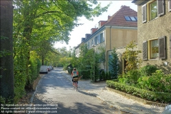 Viennaslide-06303001 Die Gartenstadt Neu-Tempelhof, oft auch als Fliegerviertel bezeichnet, ist eine ab dem Jahr 1911 auf dem westlichen Tempelhofer Feld im Berliner Ortsteil Tempelhof entstandene Wohnsiedlung mit gut 16.000 Einwohnern. Die Bebauung wurde durch die Ereignisse des Ersten und Zweiten Weltkriegs unterbrochen und in deren Folge das städtebauliche Konzept vom bürgerlichen Mietshausbau vor 1914 über die dörfliche Gartenstadt der 1920er Jahre zur aufgelockerten Bebauung der 1950er Jahre mehrfach verändert.