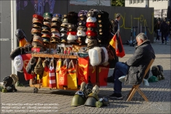 Viennaslide-06308986 Berlin, Ostalgie am Checkpoint Charly // Berlin, Eastern Souvenirs at Checkpoint Charly 