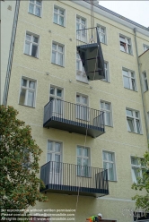 Viennaslide-06312005 Berlin, nachträgliche Montage von Balkonen auf einem Wohnhaus in der Gleimstraße