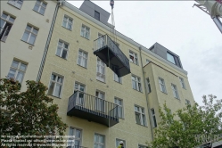 Viennaslide-06312006 Berlin, nachträgliche Montage von Balkonen auf einem Wohnhaus in der Gleimstraße