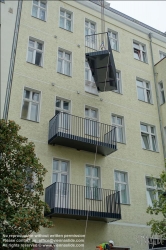 Viennaslide-06320004 Berlin, nachträgliche Montage von Balkonen an einem Mietshaus // Berlin, retrofitting of balconies on an apartment building