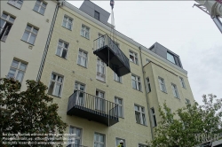 Viennaslide-06320005 Berlin, nachträgliche Montage von Balkonen an einem Mietshaus // Berlin, retrofitting of balconies on an apartment building