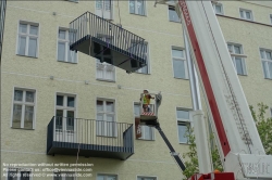 Viennaslide-06320006 Berlin, nachträgliche Montage von Balkonen an einem Mietshaus // Berlin, retrofitting of balconies on an apartment building