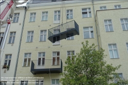 Viennaslide-06320007 Berlin, nachträgliche Montage von Balkonen an einem Mietshaus // Berlin, retrofitting of balconies on an apartment building