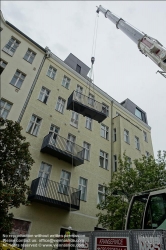 Viennaslide-06320009 Berlin, nachträgliche Montage von Balkonen an einem Mietshaus // Berlin, retrofitting of balconies on an apartment building