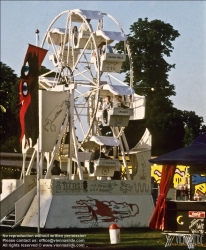 Viennaslide-06421102 Hamburg, Moorwiese, 1987, Vergnügungspark Luna-Luna von Andre Heller, Mini-Riesenrad von Jean-Michel Basquiat  // Hamburg, 1987, Amusement Park Luna-Luna by Andre Heller, Mini Ferris Wheel by Jean-Michel Basquiat