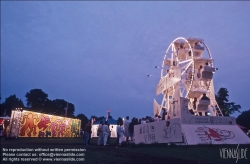 Viennaslide-06421105 Hamburg, Moorwiese, 1987, Vergnügungspark Luna-Luna von Andre Heller, Mini-Riesenrad von Jean-Michel Basquiat und Wand von Keith Haring // Hamburg, 1987, Amusement Park Luna-Luna by Andre Heller, Mini Ferris Wheel by Jean-Michel Basquiat and Art Wall by Keith Haring