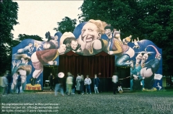 Viennaslide-06421110 Hamburg, Moorwiese, 1987, Vergnügungspark Luna-Luna von Andre Heller, Furztheater von Manfred Deix // Hamburg, 1987, Amusement Park Luna-Luna by Andre Heller, Fart Theater by Manfred Deix