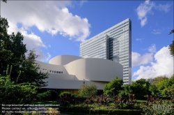 Viennaslide-06447109 Deutschland, Nordrhein-Westfalen, Düsseldorf,  Gustaf-Gründgens-Platz, Schauspielhaus und Hochhaus 'Dreischeibenhaus' // Germany, Nordrhein-Westfalen, Dusseldorf, Gustaf-Gründgens-Platz, Schauspielhaus Theater and Skyscraper 'Dreischeibenhaus'