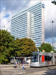 Viennaslide-06449110 Düsseldorf, Dreischeibenhaus und Straßenbahn am Jan-Wellem-Platz, Mai 2005 // Duesseldorf, Dreischeibenhaus and Streetcar at Jan-Wellem-Platt