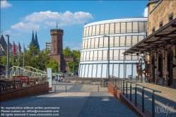 Viennaslide-06451010 Das Schokoladenmuseum Köln ist ein kulturgeschichtliches Spezialmuseum für Schokolade im Kölner Stadtteil Altstadt-Süd. Das auf einer Halbinsel im Rheinauhafen gelegene Ausstellungsgebäude beherbergt unter anderem eine Sammlung zur Geschichte der Schokolade und eine Dauerausstellung zur modernen Schokoladenproduktion.