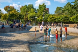 Viennaslide-06451023 Der Brunnen liegt am nördlichen Ende des Rheingartens, zwischen Heinrich Böll Platz und Rheinufer. Das Wasser fließt hier durch die Bodenwellen, die von abstrakten Plastiken umgeben sind. Die Steinblöcke, die verstreut im Wasserlauf liegen, stammen von einer ehemaligen Straßenbahnauffahrt zur Hohenzollernbrücke. Die Plastiken sind das Werk des schottischen Künstlers Sir Eduardo Paolozzi, der von 1977 bis 1981 Professor an der Fachhochschule Köln war.