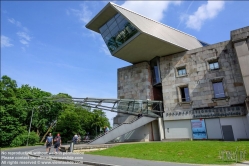 Viennaslide-06490802 Das Dokumentationszentrum Reichsparteitagsgelände ist ein Museum in Nürnberg. Es gehört zum Verbund der Museen der Stadt Nürnberg und befindet sich im Nordflügel der von den Nationalsozialisten konzipierten, unvollendet gebliebenen Kongresshalle des ehemaligen Reichsparteitagsgeländes. Verschiedene Dauerausstellungen beschäftigen sich mit den Ursachen, Zusammenhängen und Folgen der nationalsozialistischen Gewaltherrschaft. Themen, die einen direkten Bezug zu Nürnberg haben, werden dabei besonders berücksichtigt. Dem Museum ist ein Studienforum angeschlossen. Architektur: Günther Domenig