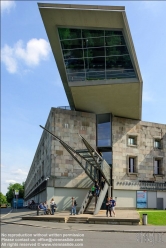 Viennaslide-06490803 Das Dokumentationszentrum Reichsparteitagsgelände ist ein Museum in Nürnberg. Es gehört zum Verbund der Museen der Stadt Nürnberg und befindet sich im Nordflügel der von den Nationalsozialisten konzipierten, unvollendet gebliebenen Kongresshalle des ehemaligen Reichsparteitagsgeländes. Verschiedene Dauerausstellungen beschäftigen sich mit den Ursachen, Zusammenhängen und Folgen der nationalsozialistischen Gewaltherrschaft. Themen, die einen direkten Bezug zu Nürnberg haben, werden dabei besonders berücksichtigt. Dem Museum ist ein Studienforum angeschlossen. Architektur: Günther Domenig