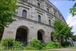 Viennaslide-06490811 Die Kongresshalle ist – nach Prora – der zweitgrößte erhaltene nationalsozialistische Monumentalbau in Deutschland und steht unter Denkmalschutz. Der Entwurf mit einem freitragenden Dach stammt von den Nürnberger Architekten Ludwig und Franz Ruff. Die Halle war als Kongresszentrum für die NSDAP mit Platz für 50.000 Menschen geplant. Von der vorgesehenen Höhe von rund 70 Metern wurden nur 39 erreicht.