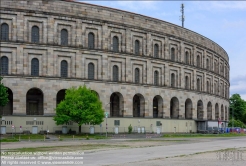 Viennaslide-06490820 Die Kongresshalle ist – nach Prora – der zweitgrößte erhaltene nationalsozialistische Monumentalbau in Deutschland und steht unter Denkmalschutz. Der Entwurf mit einem freitragenden Dach stammt von den Nürnberger Architekten Ludwig und Franz Ruff. Die Halle war als Kongresszentrum für die NSDAP mit Platz für 50.000 Menschen geplant. Von der vorgesehenen Höhe von rund 70 Metern wurden nur 39 erreicht.