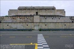 Viennaslide-06490841 In den Jahren 1935 bis 1937 wurde die Zeppelinwiese nach einem Entwurf von Albert Speer (1934) in ein Aufmarschgelände mit Tribünen umgestaltet, wobei die auf der nordöstlichen Seite des Feldes errichtete Zeppelinhaupttribüne als dominierende Kulisse entstand. Es ist das einzige fertiggestellte Bauwerk auf dem Reichsparteitagsgelände.