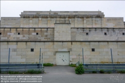 Viennaslide-06490842 In den Jahren 1935 bis 1937 wurde die Zeppelinwiese nach einem Entwurf von Albert Speer (1934) in ein Aufmarschgelände mit Tribünen umgestaltet, wobei die auf der nordöstlichen Seite des Feldes errichtete Zeppelinhaupttribüne als dominierende Kulisse entstand. Es ist das einzige fertiggestellte Bauwerk auf dem Reichsparteitagsgelände.