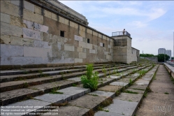 Viennaslide-06490844 In den Jahren 1935 bis 1937 wurde die Zeppelinwiese nach einem Entwurf von Albert Speer (1934) in ein Aufmarschgelände mit Tribünen umgestaltet, wobei die auf der nordöstlichen Seite des Feldes errichtete Zeppelinhaupttribüne als dominierende Kulisse entstand. Es ist das einzige fertiggestellte Bauwerk auf dem Reichsparteitagsgelände.