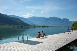 Viennaslide-06610001 Der Kalterer See (italienisch Lago di Caldaro) ist ein See im Überetsch in Südtirol (Italien).Der See ist 1,8 km lang, 0,9 km breit und an der tiefsten Stelle 5,6 m tief. Die Fläche beträgt 1,47 km2. Er liegt auf einer Höhe von 215 m ü. NN in einer von einem alten Flussbett der Etsch gebildeten Senke, etwa 14 km südlich der Stadt Bozen, 4 km südlich von Kaltern und 4 km nördlich von Tramin. Östlich wird er unmittelbar vom Mitterberg überragt, westseitig steigen die Hänge zum Mendelkamm hin an.