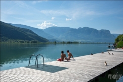 Viennaslide-06610001 Der Kalterer See (italienisch Lago di Caldaro) ist ein See im Überetsch in Südtirol (Italien).
Der See ist 1,8 km lang, 0,9 km breit und an der tiefsten Stelle 5,6 m tief. Die Fläche beträgt 1,47 km2. Er liegt auf einer Höhe von 215 m ü. NN in einer von einem alten Flussbett der Etsch gebildeten Senke, etwa 14 km südlich der Stadt Bozen, 4 km südlich von Kaltern und 4 km nördlich von Tramin. Östlich wird er unmittelbar vom Mitterberg überragt, westseitig steigen die Hänge zum Mendelkamm hin an.