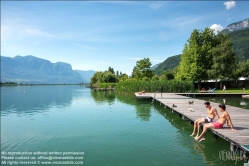 Viennaslide-06610002 Der Kalterer See (italienisch Lago di Caldaro) ist ein See im Überetsch in Südtirol (Italien).
Der See ist 1,8 km lang, 0,9 km breit und an der tiefsten Stelle 5,6 m tief. Die Fläche beträgt 1,47 km2. Er liegt auf einer Höhe von 215 m ü. NN in einer von einem alten Flussbett der Etsch gebildeten Senke, etwa 14 km südlich der Stadt Bozen, 4 km südlich von Kaltern und 4 km nördlich von Tramin. Östlich wird er unmittelbar vom Mitterberg überragt, westseitig steigen die Hänge zum Mendelkamm hin an.