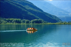 Viennaslide-06610003 Der Kalterer See (italienisch Lago di Caldaro) ist ein See im Überetsch in Südtirol (Italien).Der See ist 1,8 km lang, 0,9 km breit und an der tiefsten Stelle 5,6 m tief. Die Fläche beträgt 1,47 km2. Er liegt auf einer Höhe von 215 m ü. NN in einer von einem alten Flussbett der Etsch gebildeten Senke, etwa 14 km südlich der Stadt Bozen, 4 km südlich von Kaltern und 4 km nördlich von Tramin. Östlich wird er unmittelbar vom Mitterberg überragt, westseitig steigen die Hänge zum Mendelkamm hin an.