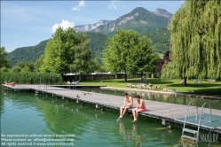 Viennaslide-06610004 Der Kalterer See (italienisch Lago di Caldaro) ist ein See im Überetsch in Südtirol (Italien).Der See ist 1,8 km lang, 0,9 km breit und an der tiefsten Stelle 5,6 m tief. Die Fläche beträgt 1,47 km2. Er liegt auf einer Höhe von 215 m ü. NN in einer von einem alten Flussbett der Etsch gebildeten Senke, etwa 14 km südlich der Stadt Bozen, 4 km südlich von Kaltern und 4 km nördlich von Tramin. Östlich wird er unmittelbar vom Mitterberg überragt, westseitig steigen die Hänge zum Mendelkamm hin an.