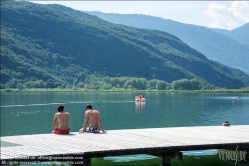 Viennaslide-06610005 Der Kalterer See (italienisch Lago di Caldaro) ist ein See im Überetsch in Südtirol (Italien).Der See ist 1,8 km lang, 0,9 km breit und an der tiefsten Stelle 5,6 m tief. Die Fläche beträgt 1,47 km2. Er liegt auf einer Höhe von 215 m ü. NN in einer von einem alten Flussbett der Etsch gebildeten Senke, etwa 14 km südlich der Stadt Bozen, 4 km südlich von Kaltern und 4 km nördlich von Tramin. Östlich wird er unmittelbar vom Mitterberg überragt, westseitig steigen die Hänge zum Mendelkamm hin an.