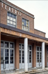Viennaslide-06620914 Toviscosa wurde unter Benito Mussolini 1938 nach Trockenlegung der umliegenden Sümpfe als Prestigeobjekt mit einer riesigen Zellulose-Fabrik und architektonisch durchdachter Arbeitersiedlung im Sinne großer Autarkiebestrebungen angelegt.