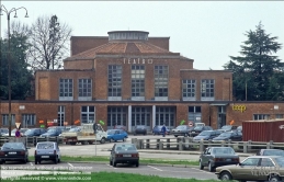 Viennaslide-06620916 Toviscosa wurde unter Benito Mussolini 1938 nach Trockenlegung der umliegenden Sümpfe als Prestigeobjekt mit einer riesigen Zellulose-Fabrik und architektonisch durchdachter Arbeitersiedlung im Sinne großer Autarkiebestrebungen angelegt.