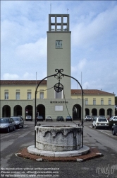 Viennaslide-06620922 Toviscosa wurde unter Benito Mussolini 1938 nach Trockenlegung der umliegenden Sümpfe als Prestigeobjekt mit einer riesigen Zellulose-Fabrik und architektonisch durchdachter Arbeitersiedlung im Sinne großer Autarkiebestrebungen angelegt.