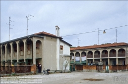 Viennaslide-06620924 Toviscosa wurde unter Benito Mussolini 1938 nach Trockenlegung der umliegenden Sümpfe als Prestigeobjekt mit einer riesigen Zellulose-Fabrik und architektonisch durchdachter Arbeitersiedlung im Sinne großer Autarkiebestrebungen angelegt.