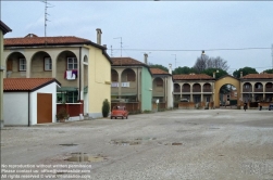 Viennaslide-06620925 Toviscosa wurde unter Benito Mussolini 1938 nach Trockenlegung der umliegenden Sümpfe als Prestigeobjekt mit einer riesigen Zellulose-Fabrik und architektonisch durchdachter Arbeitersiedlung im Sinne großer Autarkiebestrebungen angelegt.