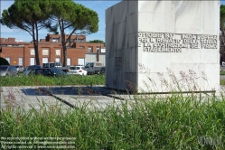 Viennaslide-06620944 Toviscosa wurde unter Benito Mussolini 1938 nach Trockenlegung der umliegenden Sümpfe als Prestigeobjekt mit einer riesigen Zellulose-Fabrik und architektonisch durchdachter Arbeitersiedlung im Sinne großer Autarkiebestrebungen angelegt.