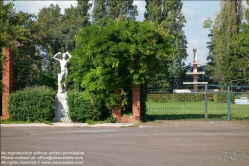 Viennaslide-06620957 Toviscosa wurde unter Benito Mussolini 1938 nach Trockenlegung der umliegenden Sümpfe als Prestigeobjekt mit einer riesigen Zellulose-Fabrik und architektonisch durchdachter Arbeitersiedlung im Sinne großer Autarkiebestrebungen angelegt.